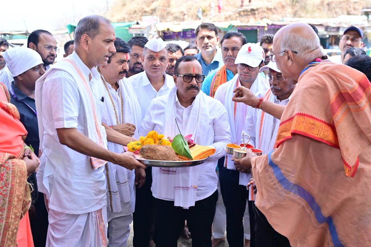 save_atul's tweet photo. नांदेड जिल्ह्यातील पवित्र देवभूमी माहूरगड येथे रेणुका देवी मंदिरात दर्शन घेतले..
माता रेणुका देवीच्या पावन चरणी नतमस्तक होत सर्वांच्या सुख-समृद्धीसाठी प्रार्थना केली..
..श्री रेणुका देव्यै नमः!
#माहूरगड #रेणुकादेवी #Mahur #Nanded https://t.co/6YtyINmRWi