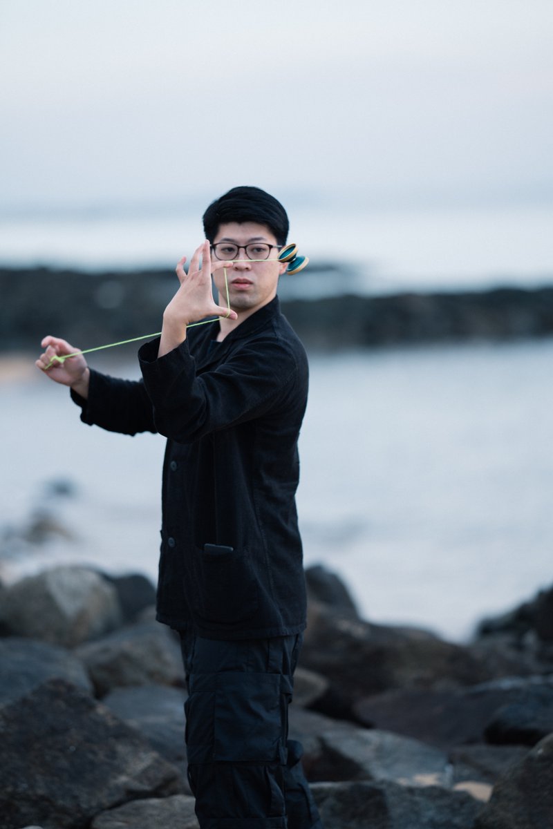 yoyorecreation's tweet photo. 秋葉ヒロタカによる1Aトリックチュートリアルを公開。
チョップスティック系トリックや、指で弾くスラックを用いたコンボなど、指を活かした応用テクニックを収録。
ぜひ挑戦してみてください。

再生リストはリプライへ↓ https://t.co/7RnqWfY1MD