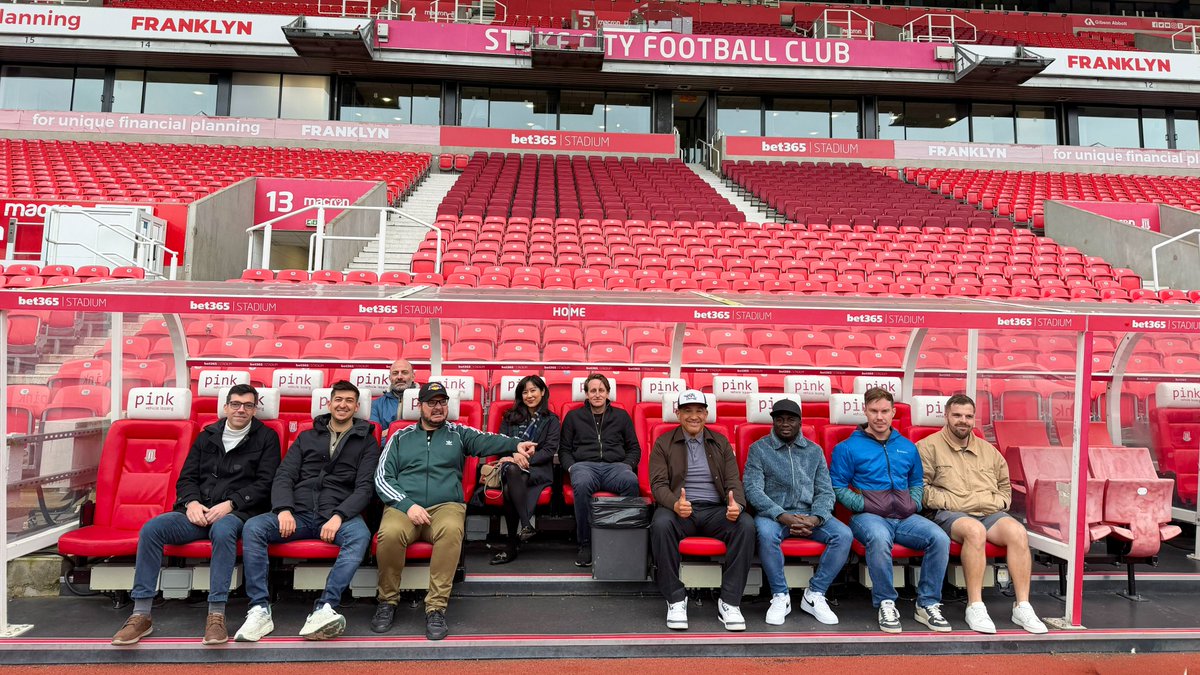 Cruyff_Inst_NL's tweet image. VK #studiereis 2026 afgerond!

Onze studenten van de Master in #FootballBusiness @FCBarcelona – @BarcaInnoHub bezochten @LFC, @htafc, @stokecity en @BCFC, met stadiontours en inspirerende presentaties.

ℹ️ Infosessie over het programma: openwebinar.johancruyffinstitute.com/meeting/regist…