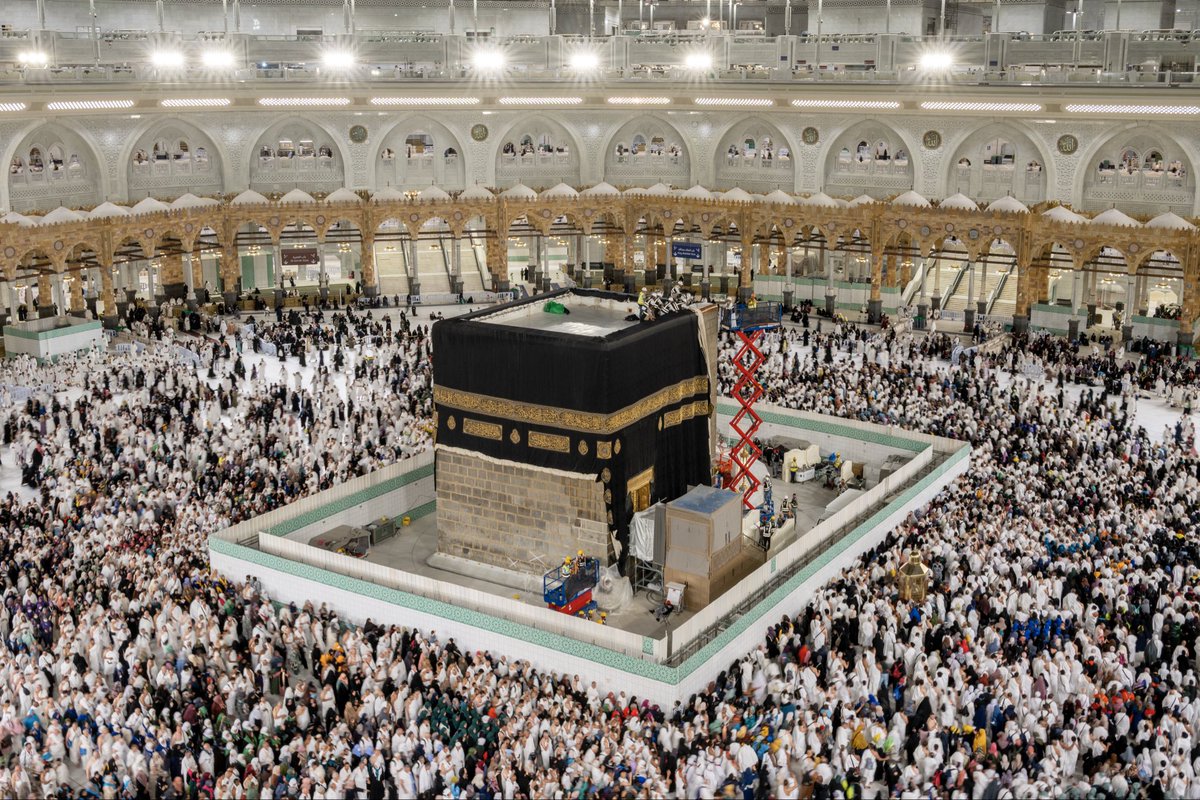 جمال العمل في أطهر بقاع الأرض .. 
حيث تلتقي الروحانية بالإنجاز في كل خطوة .
​هنا يصبح كل جهد عبادة ، وكل عمل في خدمة ضيوف الرحمن شرفًا عظيمًا  ومسؤولية نبيلة تسابق فيها القلوب قبل الأيادي لإنجازها على أكمل وجه .
​#مكة_المكرمة  #خدمة_ضيوف_الرحمن #المملكة_العربية_السعودية