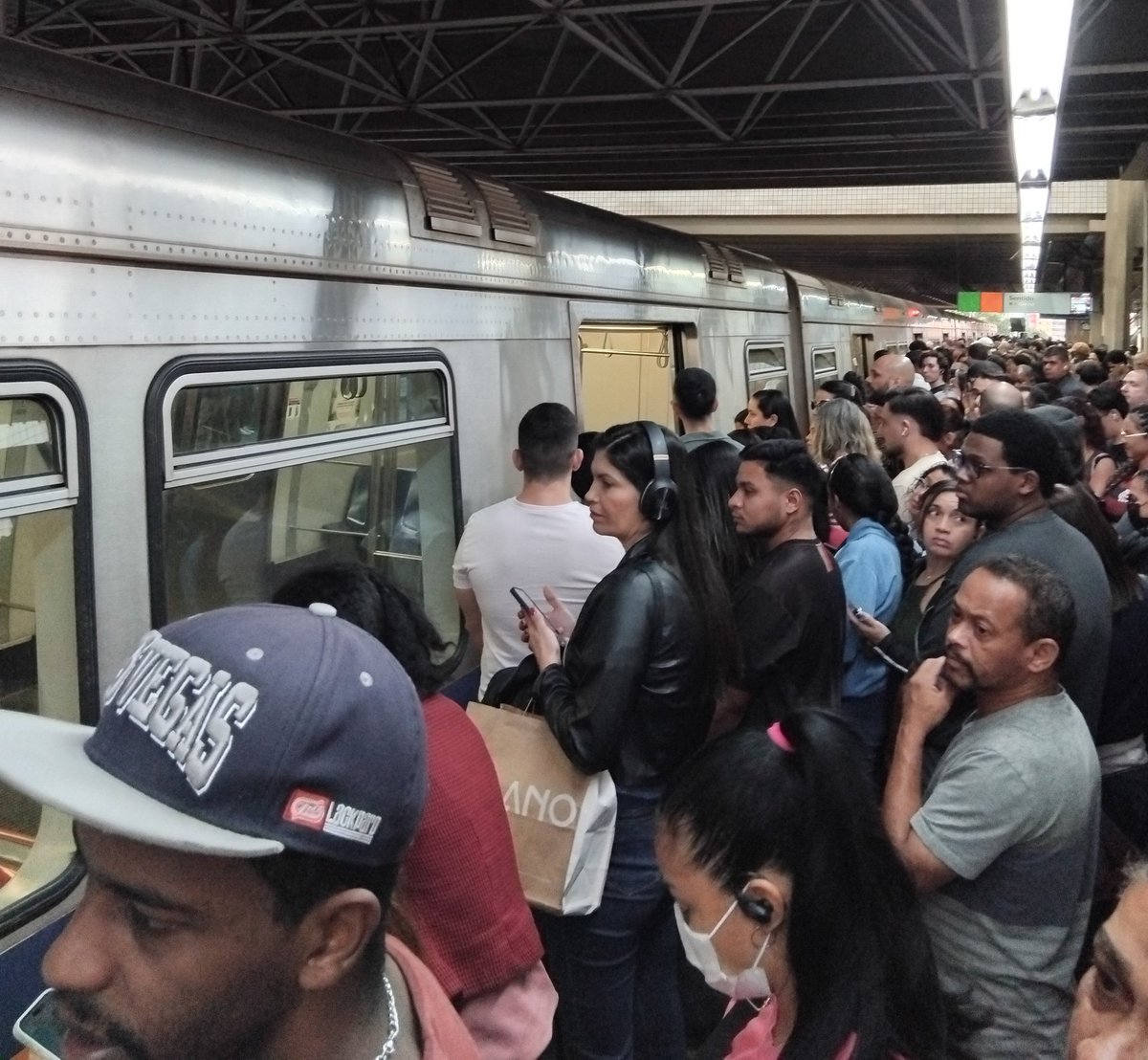 Metrô quebrado agora. O GDF de Celina e Ibaneis tem dinheiro para as falcatruas que fizeram no BRB mas não tem dinheiro para a manutenção do metrô!

<a href="/BrunnoMeloCBN/">Brunno Melo</a> <a href="/celinaleao/">Celina Leão</a> <a href="/IbaneisOficial/">Ibaneis Rocha</a> #bomdiadf #g1df