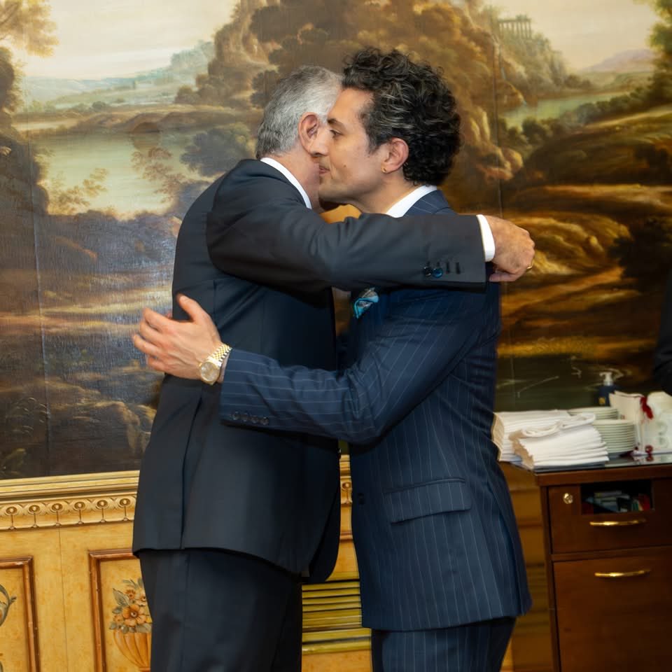 KFravahar's tweet photo. معمولا اهریمنانی مانند اشکان خطیبی  بخاطر اینگونه توهین به روح و روان دخترکان خردسال در جوامع مدرن یا زندانی، یا به تیمارستان و یا حداقل قرنطینه سیاسی اجتماعی میشوند. البته در میان ما ایرانیان ایشان با خاکساری از سعید کرزای و دو تا جاویدشاه گفتن "عوض شده!" عزیز الدوله میشوند.  فاجعه است. ویدیو مزخرفاتش در دفاع از حجاب برای دختران ۹ ساله از دید من جنایت است.