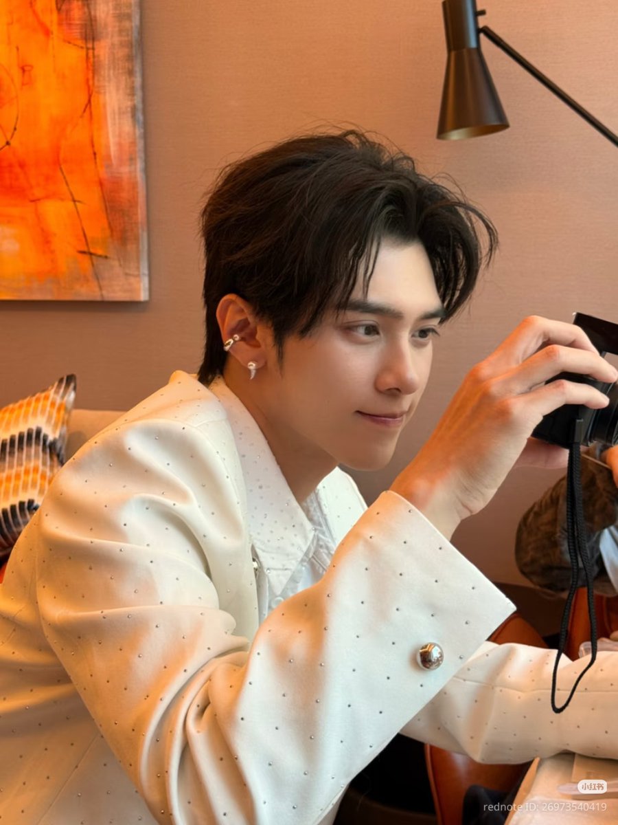 hendery 𝘧𝘪𝘭𝘮 tweet media
