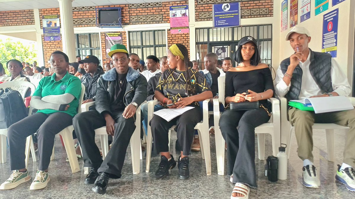 ENERGY888FM's tweet photo. Umunyabugeni Bruce Mbanzabugabo  yifashishije ibihangano bye yasobanuriye Urubyiruko rw'akarere ka @MusanzeDistrict ko ubugeni bufite uruhare rukomeye mu kwigisha abakiri bato amateka ya Jenoside yakorewe Abatutsi mu 1994, kuko bufasha mu gutanga ubutumwa buryoshye kandi bwumvikana bitabaye ngombwa ko bakoresha amagambo gusa. 

Abanyabugeni bakoresha ibishushanyo, ibibumbano, n'amashusho kugira ngo bereke abakiri bato ibyabaye batabyiboneye n'amaso yabo.

Ibihangano by'ubugeni bituma urubyiruko rwigira ku mateka, bikabafasha kurwanya ingengabitekerezo ya Jenoside no kwimakaza ubumwe n'ubwiyunge.

Ibihangano bishishikariza abakiri bato kubaza ibibazo no gushaka kumenya ukuri ku mateka yabo, bituma amateka adasibangana cyangwa ngo agorekwe.
@RwandaNorth
@Ibuka_Rwanda
@Unity_MemoryRw
@brucem763
#Kwibuka32