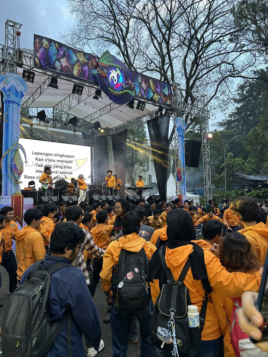 paradewisudaitb's tweet photo. Archivios cabang GEA keliatannya pada having fun banget nihh nontonin performance Musang GEA 😆👏 https://t.co/mI5nIvX9OT