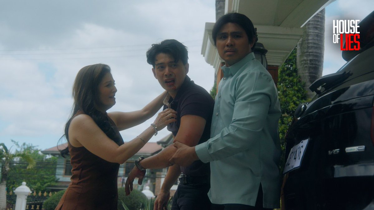 gmanetwork's tweet photo. Hindi na napigilan—matinding komprontasyon ang nauwi sa pisikal na sagupaan! Naiwan si Paolo na sugatan at duguan! 😱 😤
#HouseOfLies #HOLEdwardExplodes https://t.co/VYKFT67iD7