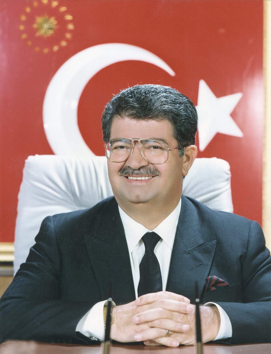 FatmaSahin's tweet photo. Bazı liderler sadece kendi dönemini değil, geleceği de şekillendirir.

Turgut Özal; cesareti ve vizyonuyla zor zamanlarda ülkeye yön vermiş, gelişimin önünü açmıştır.

Onu anmak kadar, neyi ve neden yaptığını anlamak da önemlidir. Çünkü bu, bugünü ve yarını dizayn etmemize de yardımcı olur.

Merhum 8. Cumhurbaşkanımız Turgut Özal’ı vefatının yıl dönümünde rahmet ve minnetle anıyoruz.