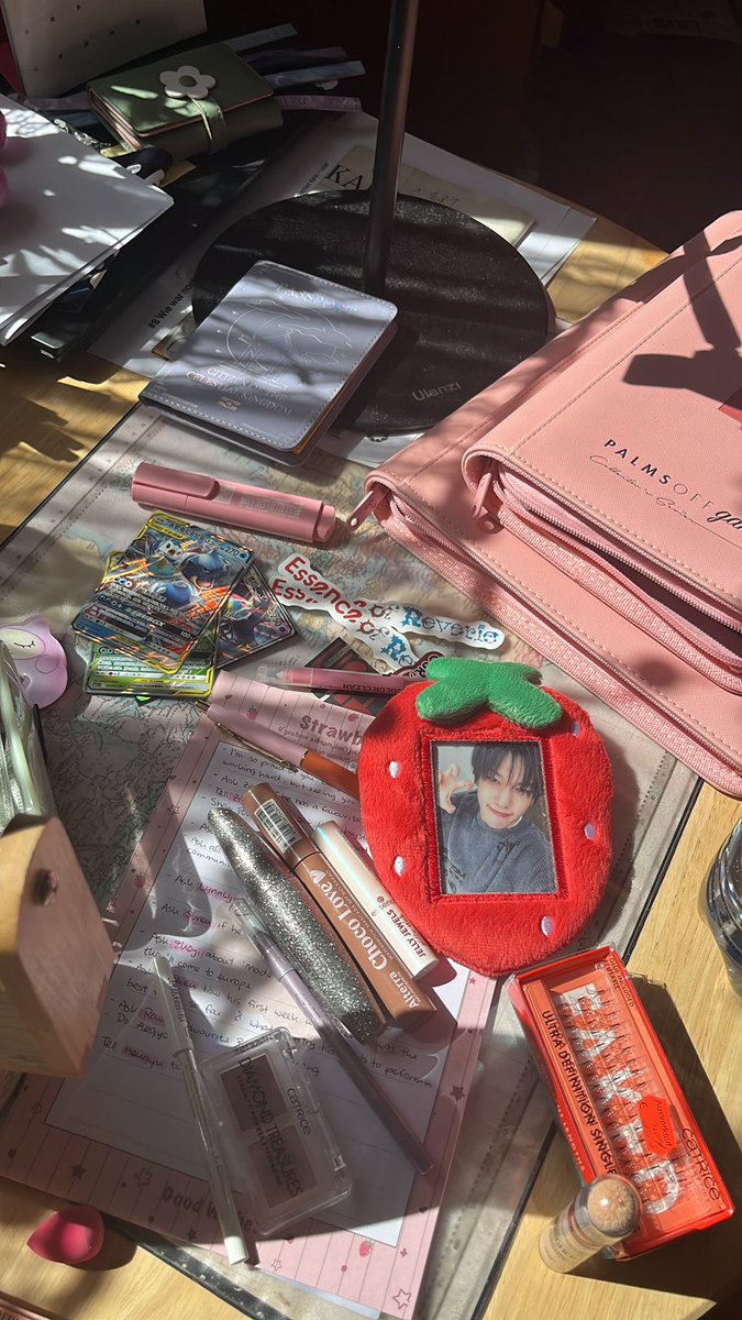 strawbaekiie's tweet photo. No because I’m so nervous and a total mess like? This is my first ever fancall and I’m STRESSEDDD😭😭😭😭 #modyssey #modysseyhook https://t.co/kVf4HL8zSZ