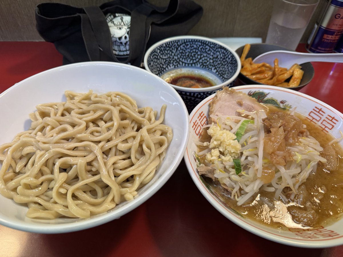 my228b's tweet photo. ジラフ  限定つけ麺S
これは食べるべき一杯です😁
醤油のスープにカレー風味のスパイスと
ビネガーの酸味が抜群に合いますね！
おかげさまで体力が回復しました。
箸休めピリ辛メンマ！
カバヤキも合いますね！
マスター、助手様！渾身の一杯ご馳走様でした‼️ https://t.co/74qhgrZ7sI