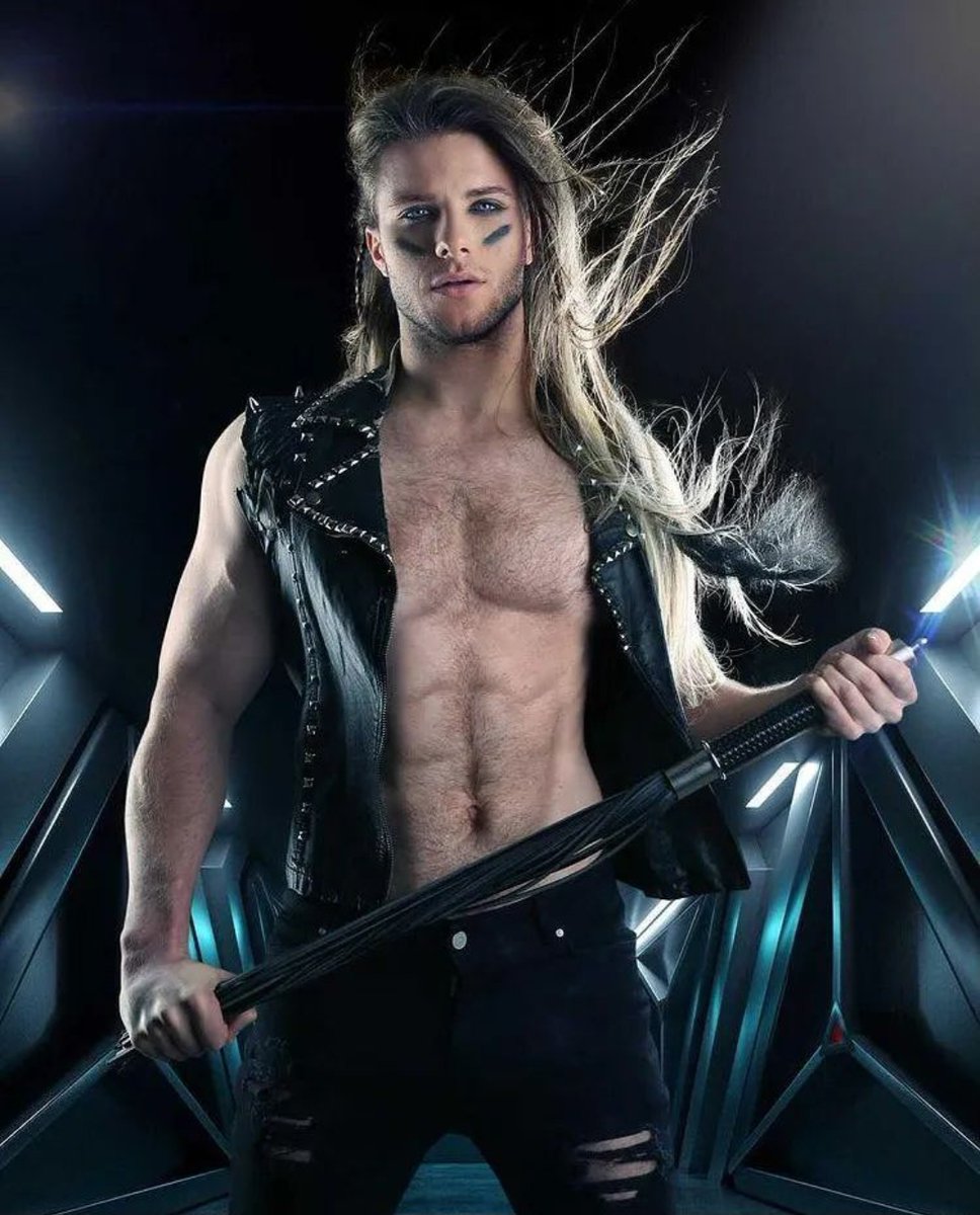 SlagwerkAtelier's tweet image. Raw confidence meets crafted edge!  Owning the moment with a Slagwerk Atelier Italian leather XXL flogger. Precision, power, and style in every detail. 
Shot by @dollhouse_photo 
#Menswear #Editorial #Craftsmanship #MadeInHolland #SlagwerkAtelier