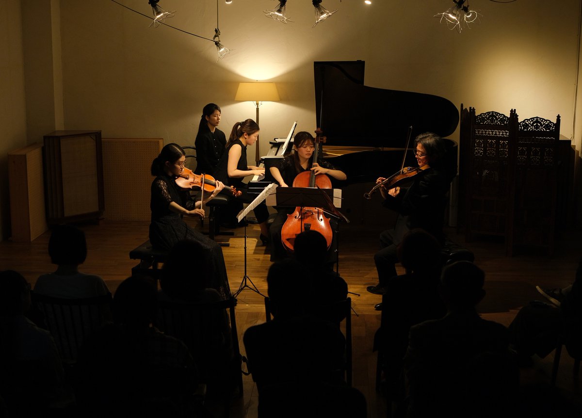 CafeMontage's tweet photo. '26.4.14 ㈫ 20:00-
「小峰先生 part2」
小峰航一 viola
原田明里 piano
大石彩代 violin
木村美香 cello

歌と踊りが、この時代ならではのアイロニーの糸で細かく織り込まれたタペストリーのような大曲。土台となり船頭となり、音楽を運びゆく先生の船に皆で乗り込んだ幸せな音楽の旅で��た。 https://t.co/cJre9DugBN