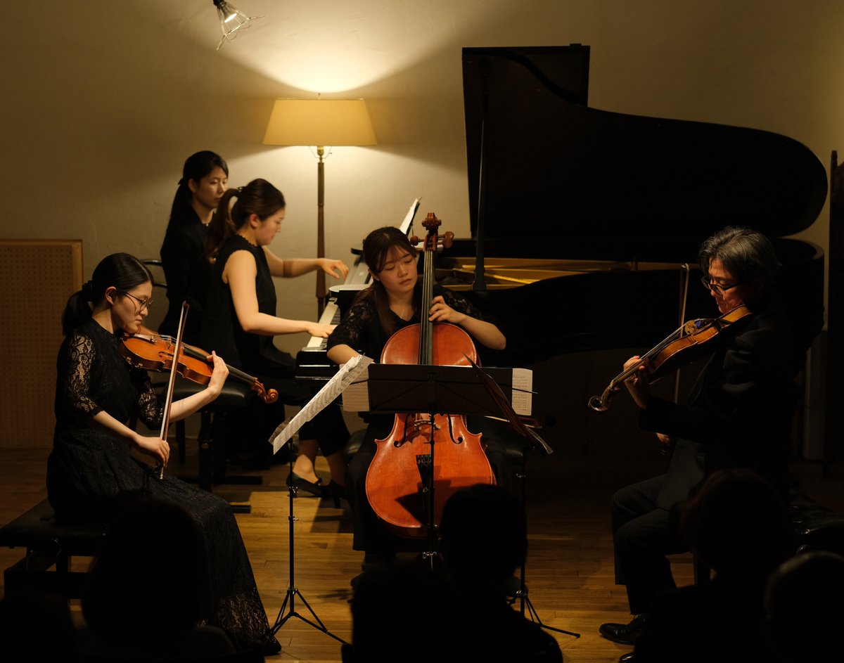 CafeMontage's tweet photo. '26.4.14 ㈫ 20:00-
「小峰先生 part2」
小峰航一 viola
原田明里 piano
大石彩代 violin
木村美香 cello

歌と踊りが、この時代ならではのアイロニーの糸で細かく織り込まれたタペストリーのような大曲。土台となり船頭となり、音楽を運びゆく先生の船に皆で乗り込んだ幸せな音楽の旅で��た。 https://t.co/cJre9DugBN
