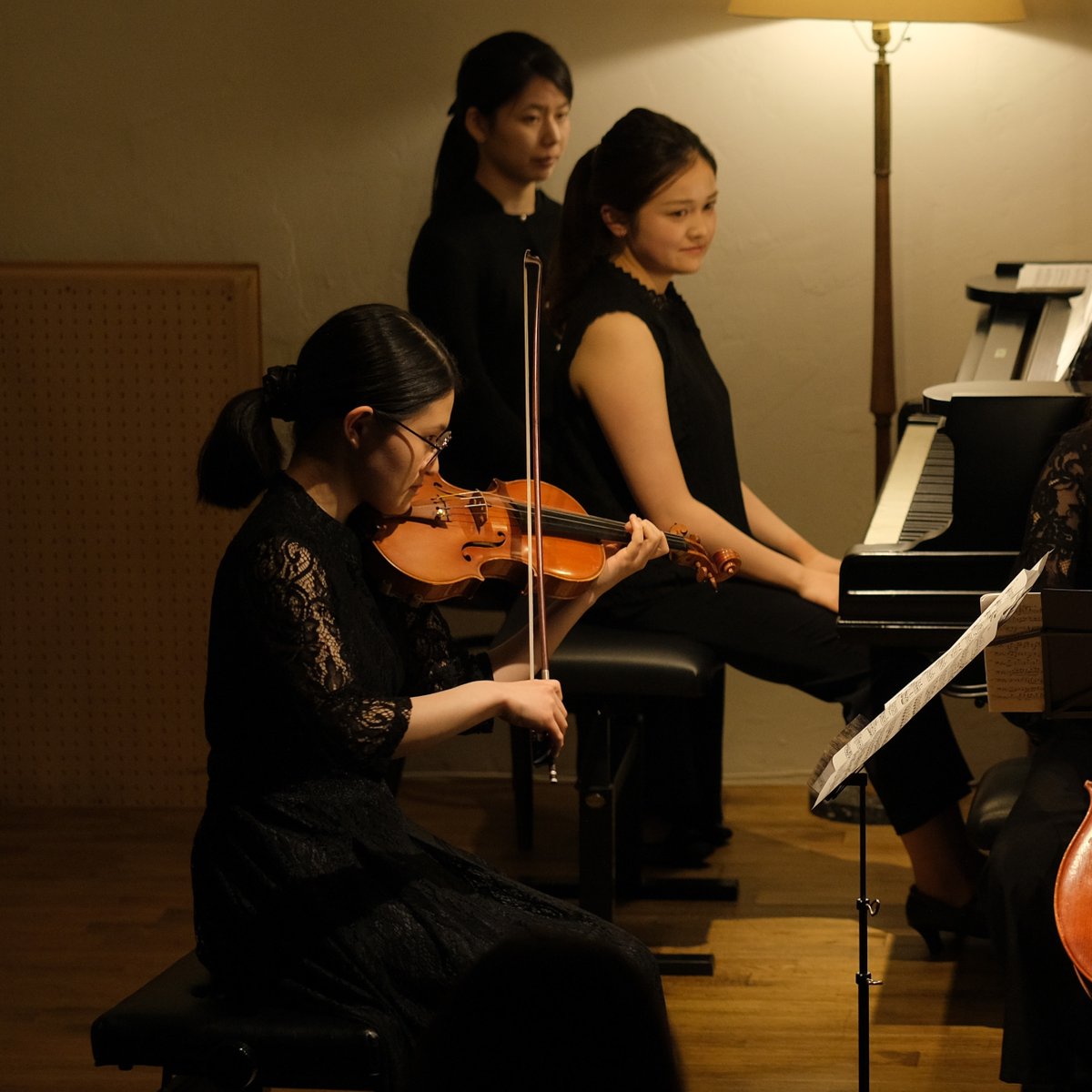 CafeMontage's tweet photo. '26.4.14 ㈫ 20:00-
「小峰先生 part2」
小峰航一 viola
原田明里 piano
大石彩代 violin
木村美香 cello

歌と踊りが、この時代ならではのアイロニーの糸で細かく織り込まれたタペストリーのような大曲。土台となり船頭となり、音楽を運びゆく先生の船に皆で乗り込んだ幸せな音楽の旅で��た。 https://t.co/cJre9DugBN