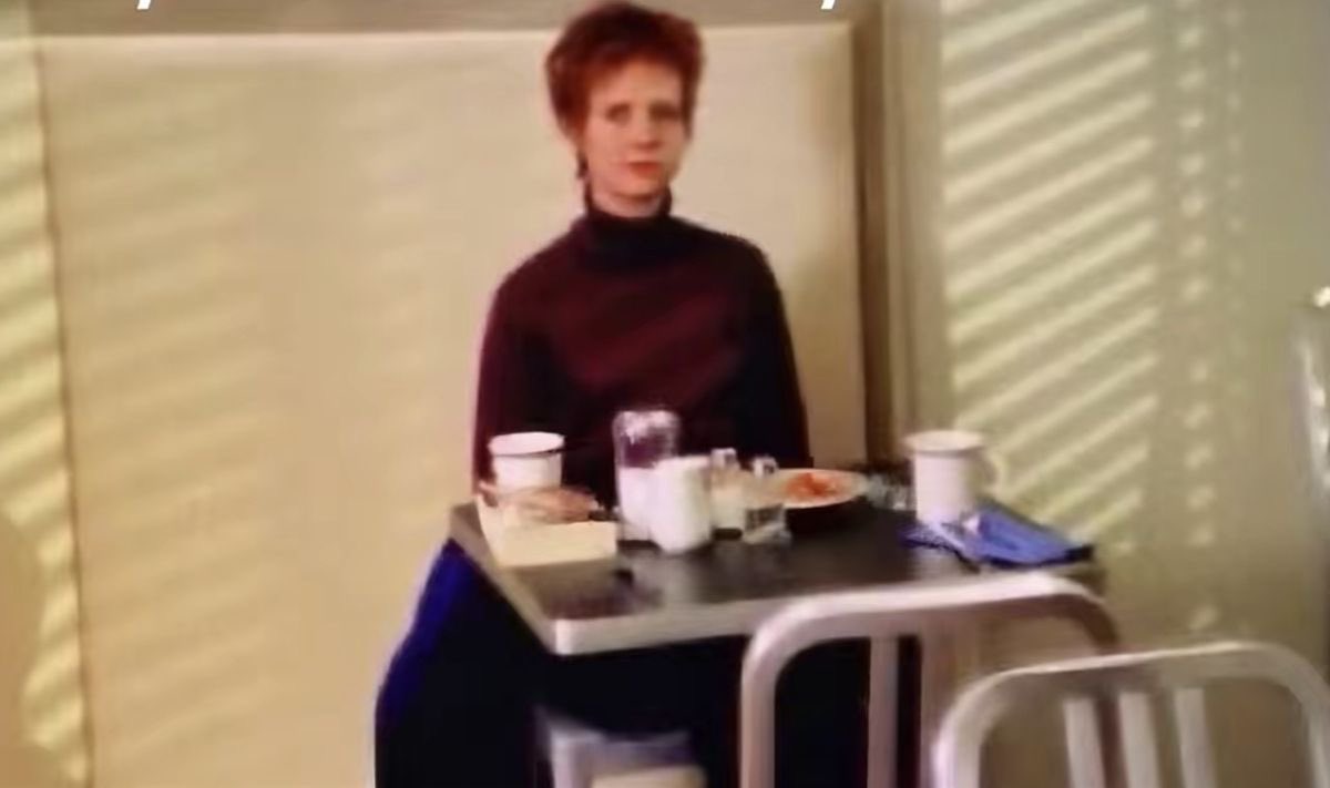 Yo tomando cafecito mientras tres hombres llegan a joder con sus heterosexualidades.