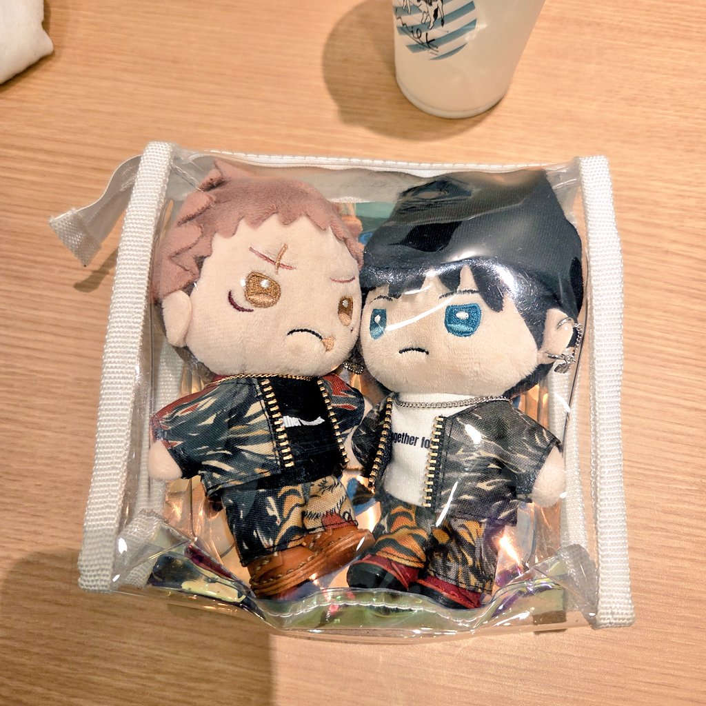 紅🐯大好き～😋
ちょっと小さめポーチでほっぺむぎゅってくっついてるのかわいい🧡💚