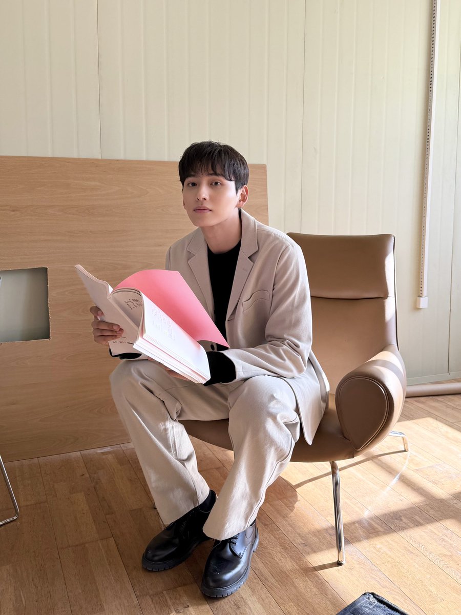 jellyfish_ent's tweet photo. [#김동규 _ NOTICE]  잠시 후 오후 8시 🔔
 
배우 김동규가 출연하는
쿠팡플레이 오리지널 드라마 '로맨스의 절댓값'이 공개됩니다🎬
 
#윤동주 역으로 변신한 김동규의 모습이 궁금하다면?
많은 시청 부탁드립니다🥰  #KIMDONGKYU #로맨스의절댓값  #젤리피쉬 #JELLYFISH https://t.co/JZR80m0J6r