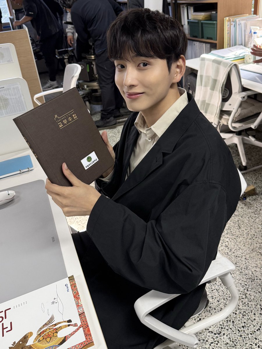 jellyfish_ent's tweet photo. [#김동규 _ NOTICE]  잠시 후 오후 8시 🔔
 
배우 김동규가 출연하는
쿠팡플레이 오리지널 드라마 '로맨스의 절댓값'이 공개됩니다🎬
 
#윤동주 역으로 변신한 김동규의 모습이 궁금하다면?
많은 시청 부탁드립니다🥰  #KIMDONGKYU #로맨스의절댓값  #젤리피쉬 #JELLYFISH https://t.co/JZR80m0J6r