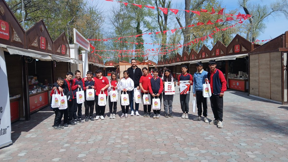 “Edirne Gençlik ve Çocuk Kitap, Kültür Sanat ve Bilim Şenliği” kapsamında etkinlik gerçekleşmiştir. 

Düzenlenen şenlik kapsamında yayınevi ve yazarların katılımıyla söyleşi programları, bilim atölyeleri, geleneksel oyunlar, geleneksel sahne sanatları ve çeşitli atölye