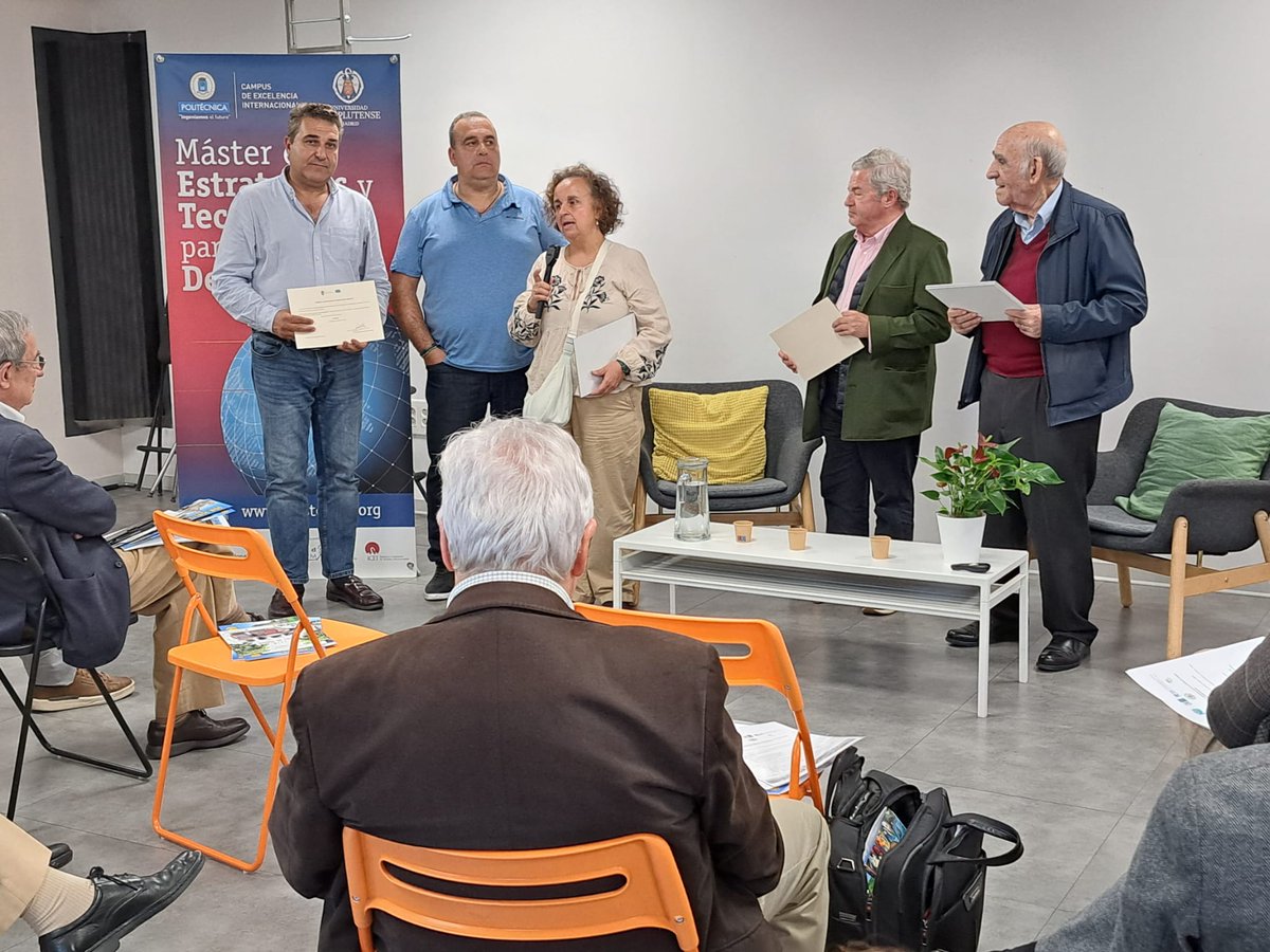 FernandoJBurgaz's tweet photo. Entrega de los XII Premios PRONATUR - FORO AGRARIO a la Naturacion y Agricultura Urbanas a 'Escuelas Floridas', 'Manuel Almestar' y 'Matias Cuenca' reconociendo el trabajo por mejorar la calidad de vida y el paisaje de las ciudades @ANIAagronomos @Foro_Agrario @itdupm https://t.co/9QUFYVGLco