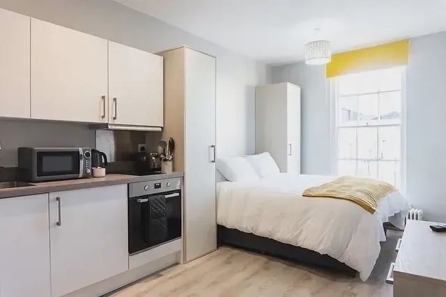 staylets1's tweet image. Are you travelling on a budget? #StayLets understands your needs 🧡

With affordable #servicedaccommodations that don't compromise quality, you can explore #Surrey &amp;amp; #Gloucestershire without breaking the bank. 

Start your budget-friendly adventure now! buff.ly/h1wNyMx