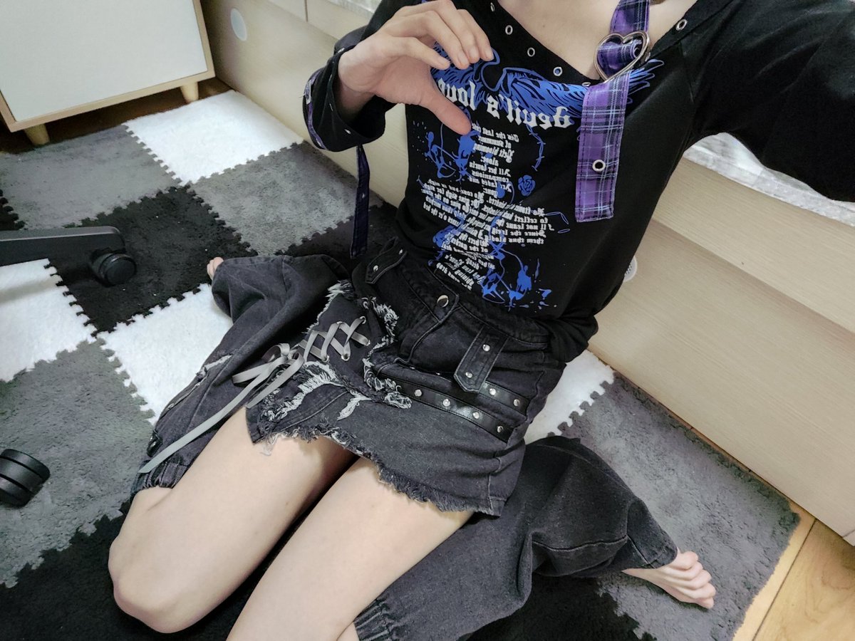 ltdz0913's tweet photo. 你们听过睡男娘悖论吗？
有一个男娘被人喂了神奇的药水，昏睡了过去，并且不会记得短期内发生的事。
这时候旁边的人们开始投硬币，投到正面就把男娘叫醒然后凿一顿，投到背面也把男娘然后凿一顿，但是会再喂一次神奇的药水。
故事到这里就结束了，至于悖论在哪里？睡男娘被轮（奸）嘛。 https://t.co/d0V2QQR2Xw