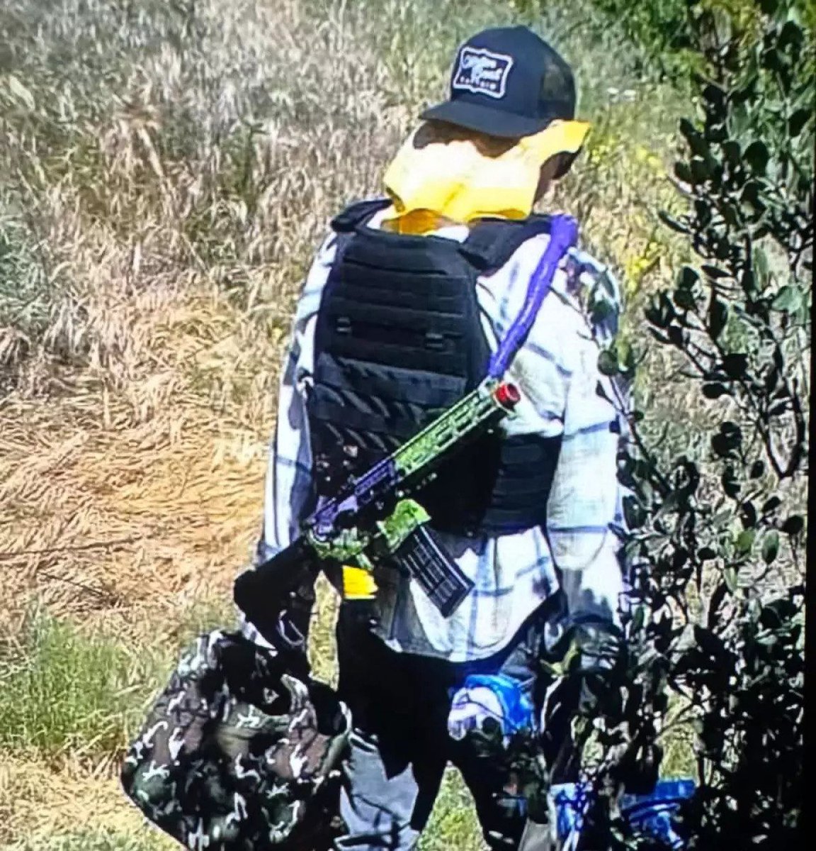 PopularFront_'s tweet image. 🇺🇸 #US: A 36-year-old man wearing a ballistic vest and carrying a green-and-purple “Joker”-themed rifle was arrested near Trump National Golf Club in Rancho Palos Verdes, California, after allegedly firing a shot in a nearby landslide area on March 29th.

Authorities said the