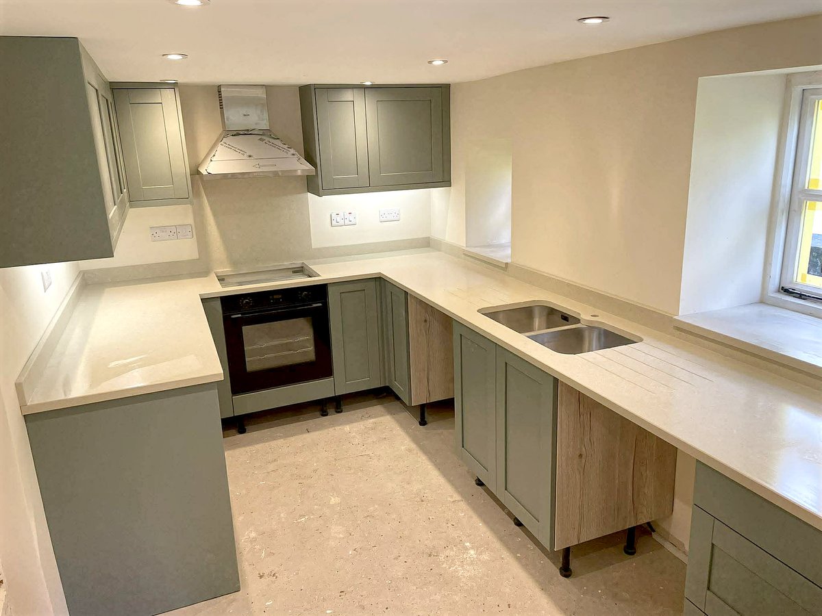 MarbleGDesigns's tweet photo. This kitchen came together beautifully with Unistone Sinai Pearl (Honed) quartz worktops. Soft tone, crisp 30mm profile, 100mm upstands, and a clean fit around the hob + sink area. Simple, elegant, built for daily use. ✨ https://t.co/U4wluhdiPj