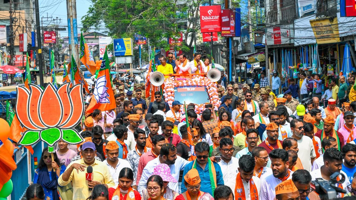 मुख्यमंत्री श्री भजनलाल शर्मा आज पश्चिम बंगाल के सिलीगुड़ी विधानसभा क्षेत्र से भाजपा प्रत्याशी श्री शंकर घोष के समर्थन में आयोजित भव्य रोड शो में सम्मिलित हुए।

स्थानीय जनता का यह अटूट विश्वास और अपार स्नेह इस बात का प्रमाण है कि बंगाल की जनता अब तुष्टीकरण और भ्रष्टाचार से मुक्ति