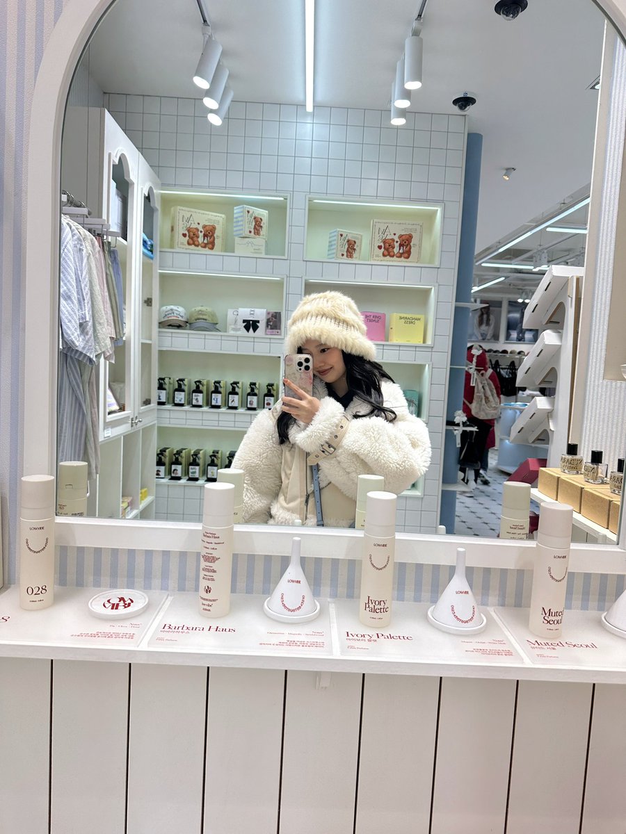 rukaasakura0520's tweet image. 韓国のショップはどこもおしゃれでかわいい🤍💗
釜山でのショッピングはあまり時間が取れず急足だったので次また行った時は
ゆっくり見て楽しみたいですっ🛍️

そして釜山で電車に乗った時に買った切符が
コインのようになっていて可愛くてとってもびっくりしました！🫢😳
#韓国旅行 #韓国 #Korea #釜山