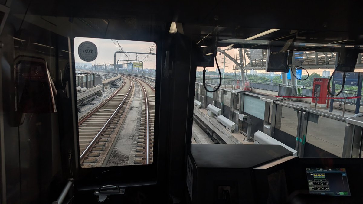 Schneider7D's tweet photo. 平日の朝7時頃にホーチミンメトロに乗ってみたら、上り（ベンタイン方面）銀座線並みの混雑でした。後日、動画アップします。#ベトナム #地下鉄 https://t.co/YFlKLYnYlu