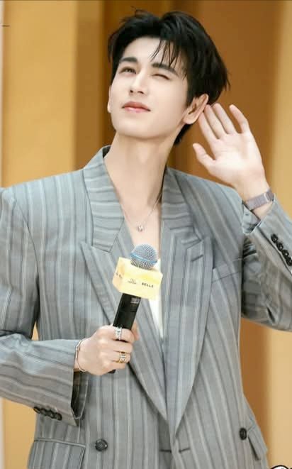 joyandvictoriaT's tweet photo. The #ZhangLinghe fever is REAL! 🔥
Shenzhen went into total meltdown today for his first offline appearance since the massive success of #PursuitofJade. Fans literally camped out overnight just to catch a glimpse of the BELLE brand spokesperson! ⛺️✨

He looked absolutely stunning in a sharp striped suit—that smile is everything. The king of C-drama is officially taking over! 👑👔

#ZhangLinghe #张凌赫 #PursuitOfJade #BELLE #Cdrama #Shenzhen