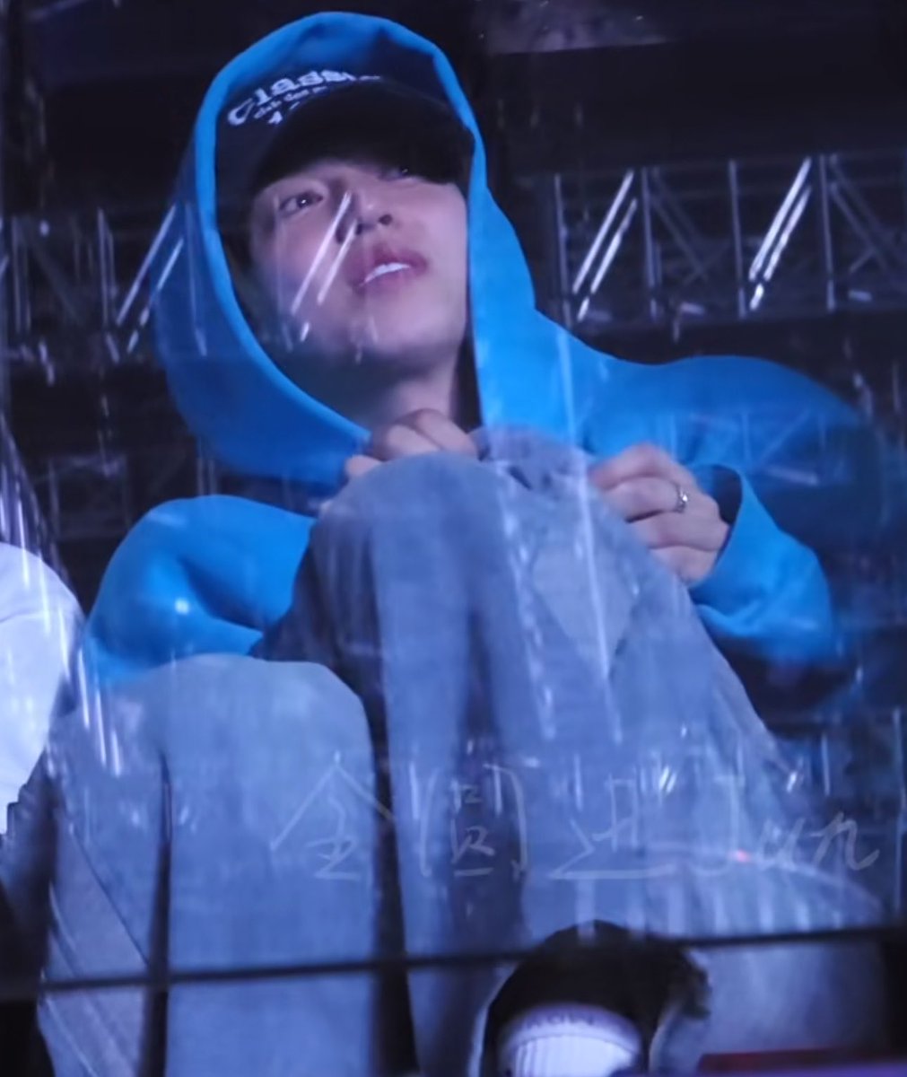 his reaction when dksk mentioned that today’s dress code is gray 😆