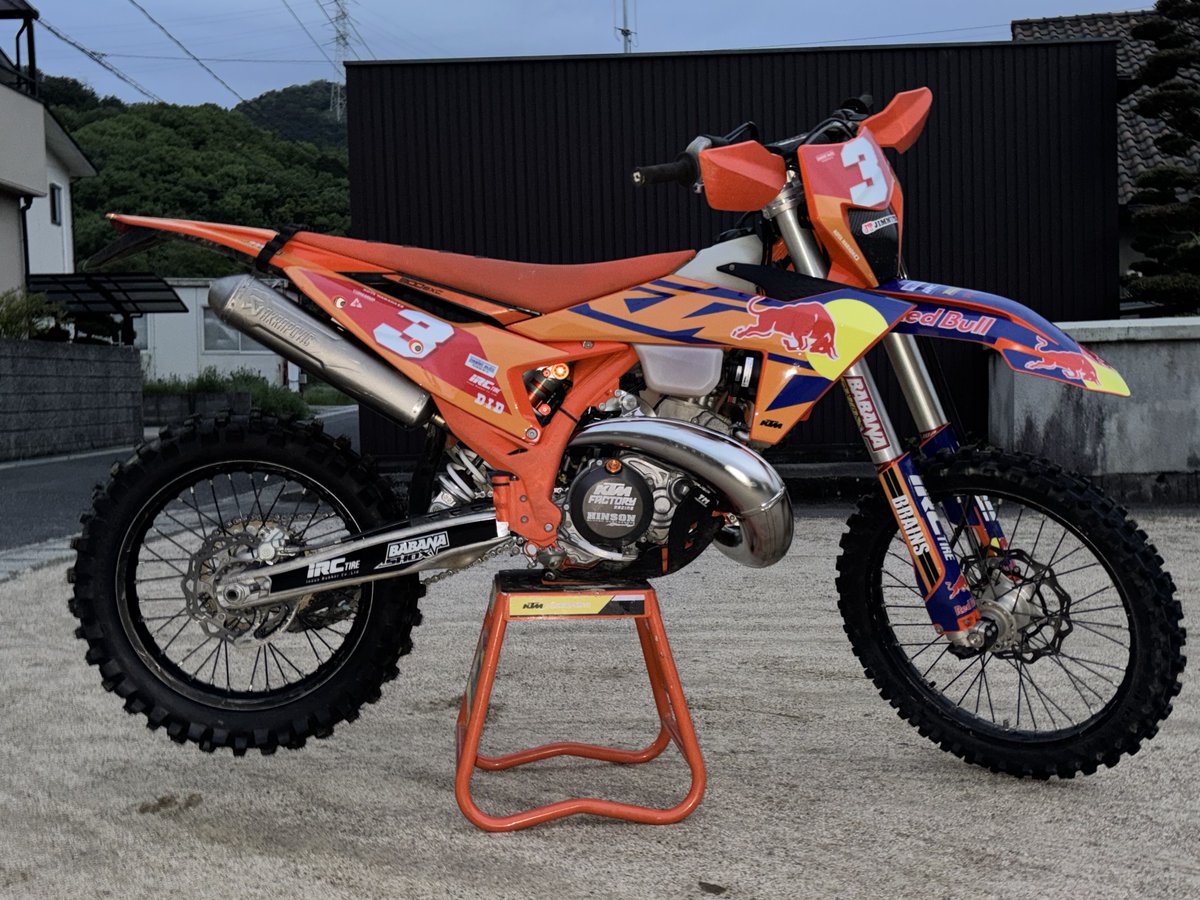 koooota212's tweet image. よしッ！準備完了！開幕戦ケゴンベルグいくど！

せっかくピカピカにしたけど明後日にはボロボロになるのか！？
いや！転けずに優勝すりゃええか🏆

カッケェデカールは@MotoCrusader に作成して頂きました❣️

スポンサー様
#KTM
#ベイシストオート
#iRCTIRE
#BABANASHOX
#BRAINSOIL
#MotoCrusader