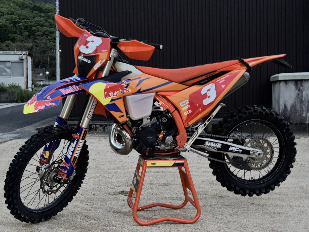 koooota212's tweet image. よしッ！準備完了！開幕戦ケゴンベルグいくど！

せっかくピカピカにしたけど明後日にはボロボロになるのか！？
いや！転けずに優勝すりゃええか🏆

カッケェデカールは@MotoCrusader に作成して頂きました❣️

スポンサー様
#KTM
#ベイシストオート
#iRCTIRE
#BABANASHOX
#BRAINSOIL
#MotoCrusader