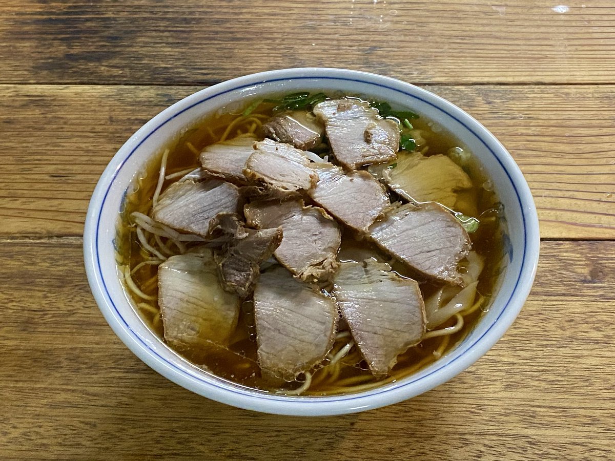 豊岡の松ちゃんラーメンにてチャーシューワンタンメン大‼︎
醤油タレが尖ったオーソドックスな鶏ガラ醤油ラーメン
ニラの効いたツルツルワンタンは必食！
レンゲ無いから食べにくい…
