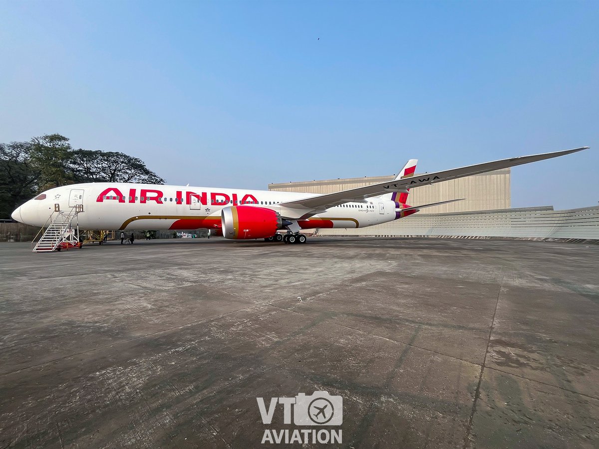 TeamVTAviation's tweet image. Hello AWA! ❤️

#FlashbackFriday: @airindia's @Boeing 787-9 resting after it's first visit to #Mumbai earlier this year. Isn't it an absolutely lovely? ✈️

#Avgeek #Aviation #PlaneSpotting #AirIndia #Boeing787