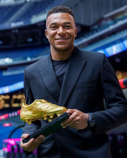 Simply football tweet media