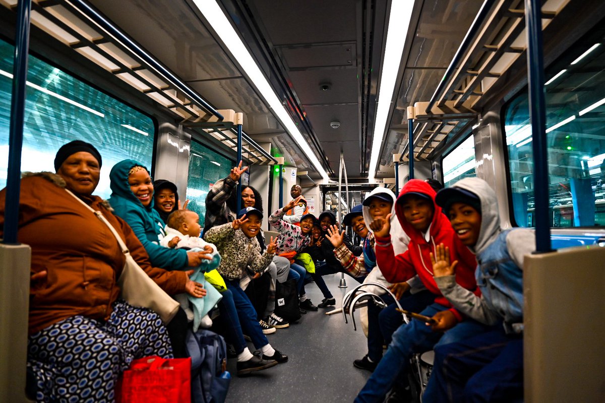 MetrorailWC's tweet photo. 40 young minds from Calabash Youth Program in Kalkbaskraal are heading to Simon’s Town for the SA Naval Festival ⚓️🇿🇦

A day of discovery, inspiration, and new horizons at sea 🌊✨

Reminder : This Weekend is the #SANavalFestival ⚓️🇿🇦
#PeoplesTrain @PRASA_Group https://t.co/py8pkovSwl