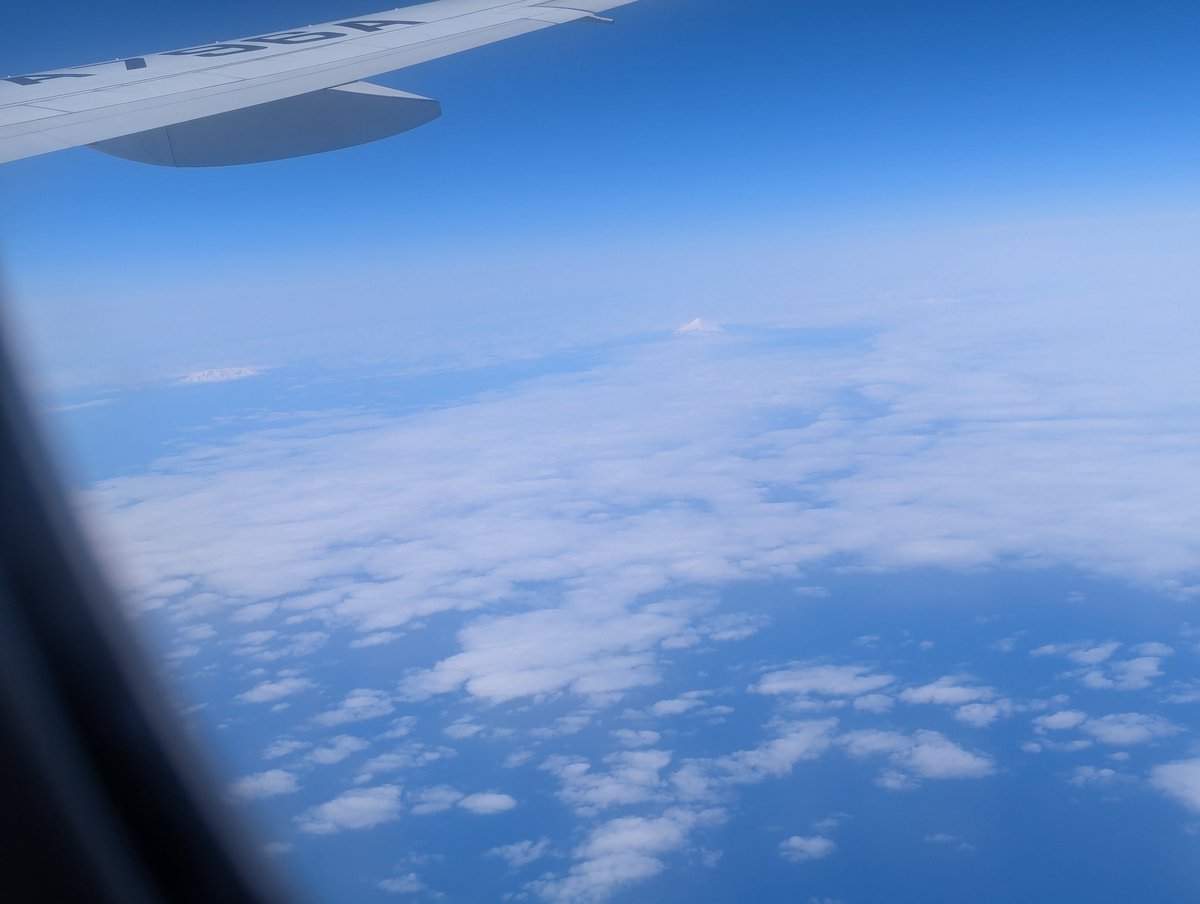 banumanuma's tweet photo. 飛行機から千島列島見えた https://t.co/ZVVIYwiFZ3