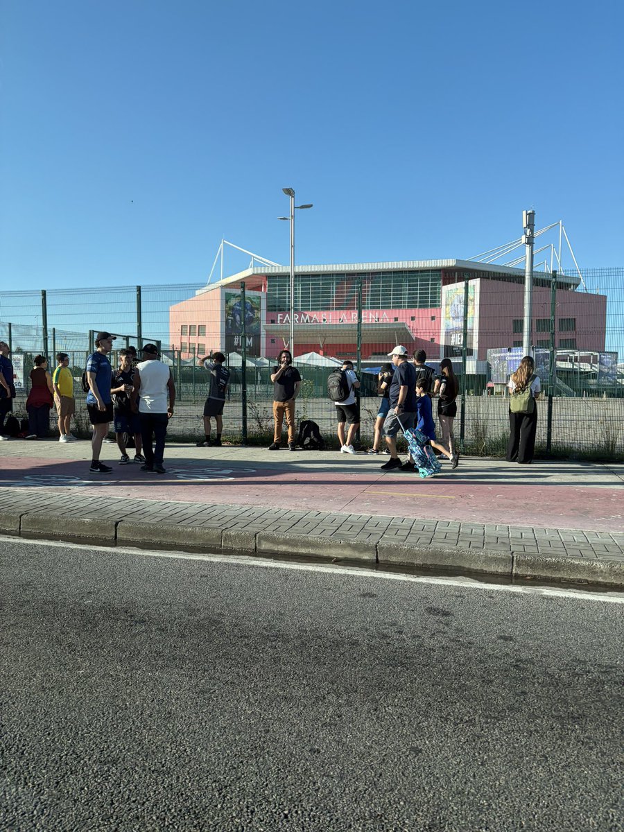 roque_mn's tweet photo. Pensa numa galera ansiosa: duas horas antes da abertura dos portões (9h30) e mais de quatro horas antes do primeiro jogo (12h), já há uma boa fila na Farmasi Arena. https://t.co/Utg0VwigTu