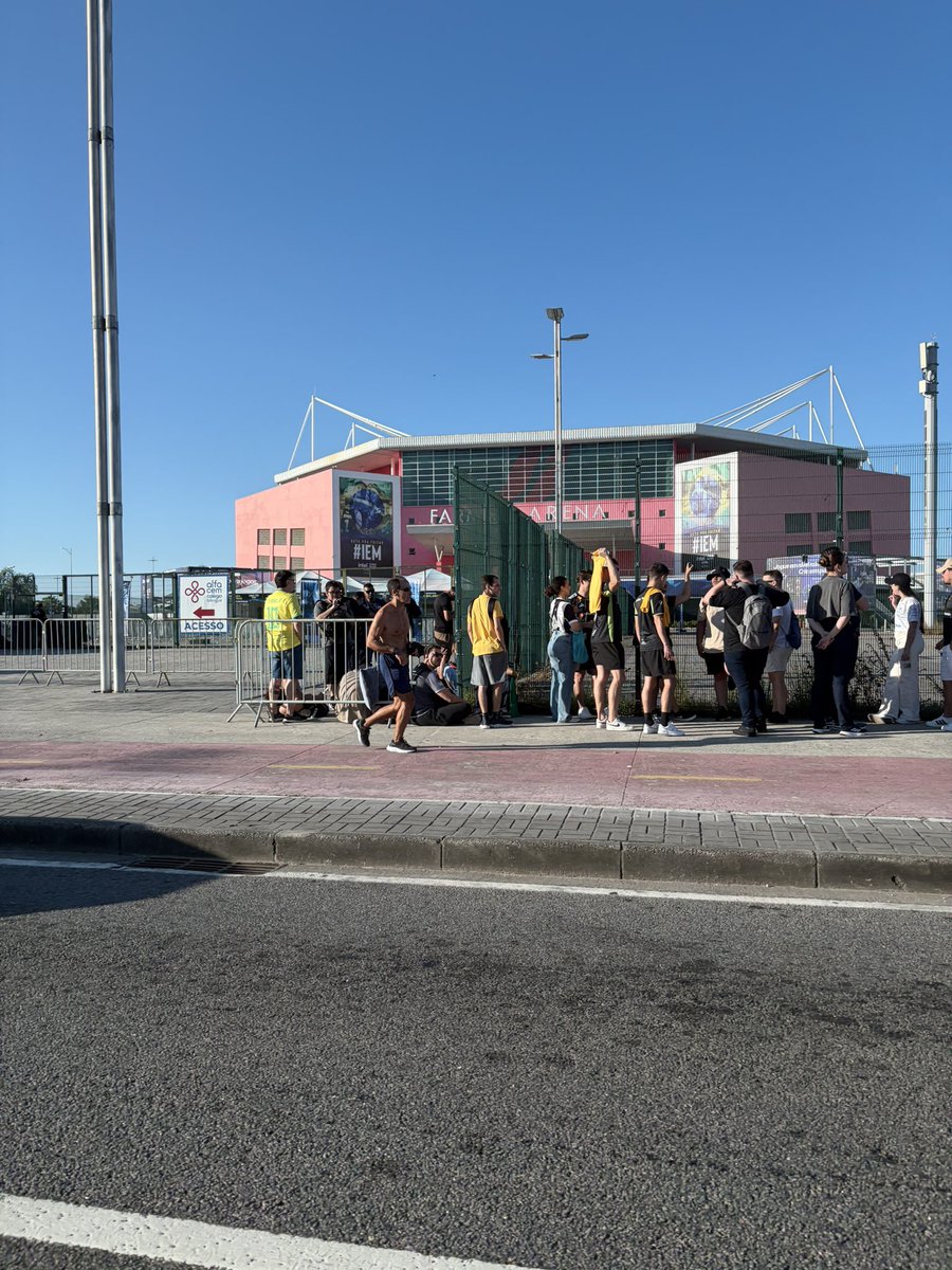 roque_mn's tweet photo. Pensa numa galera ansiosa: duas horas antes da abertura dos portões (9h30) e mais de quatro horas antes do primeiro jogo (12h), já há uma boa fila na Farmasi Arena. https://t.co/Utg0VwigTu