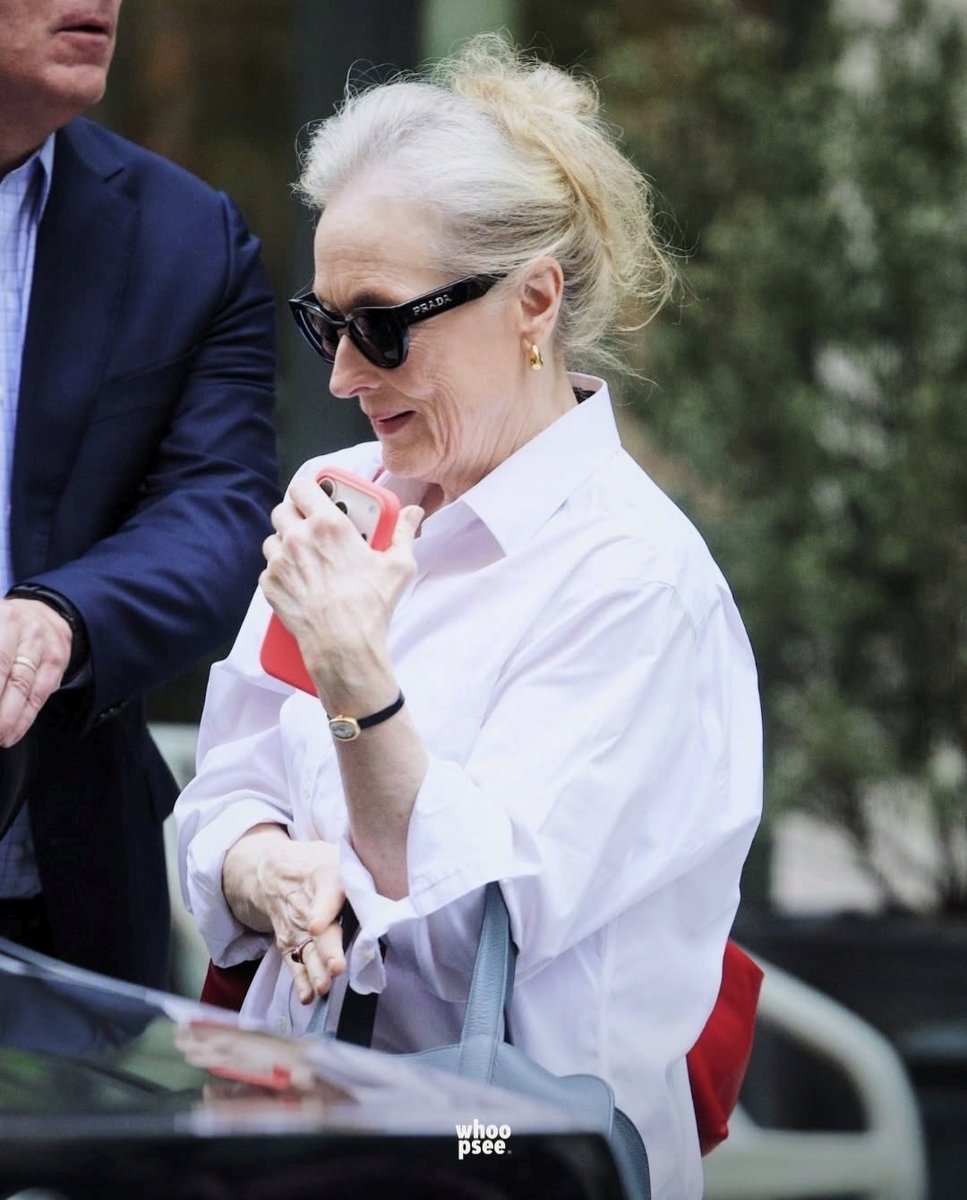 elizabeth tweet media