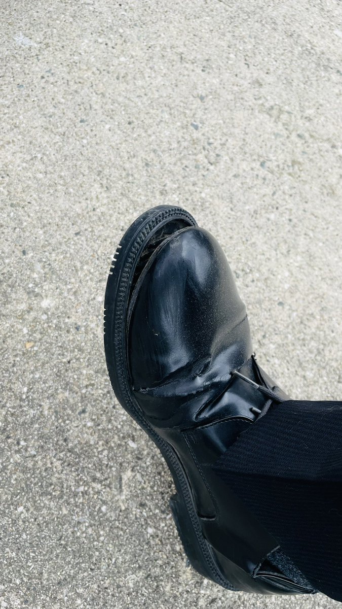 ponchan_shima's tweet image. ここ最近の活動の影響からか、気がついたらソールが両足共こんな事に。

もうお金が無いのでしまむらに駆け込むと2,000円台で置いてました。流石です。

しかしサイズがなく断念。。