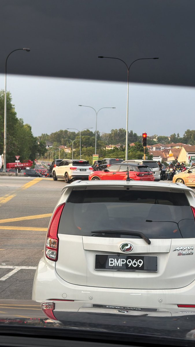 aliaramley's tweet photo. MBSJ need to adjust the traffic light green n red light gap timing here in Seri Kembangan. Mmg gilerrr.. banyak kereta sangkut. https://t.co/4V9sDiUROz