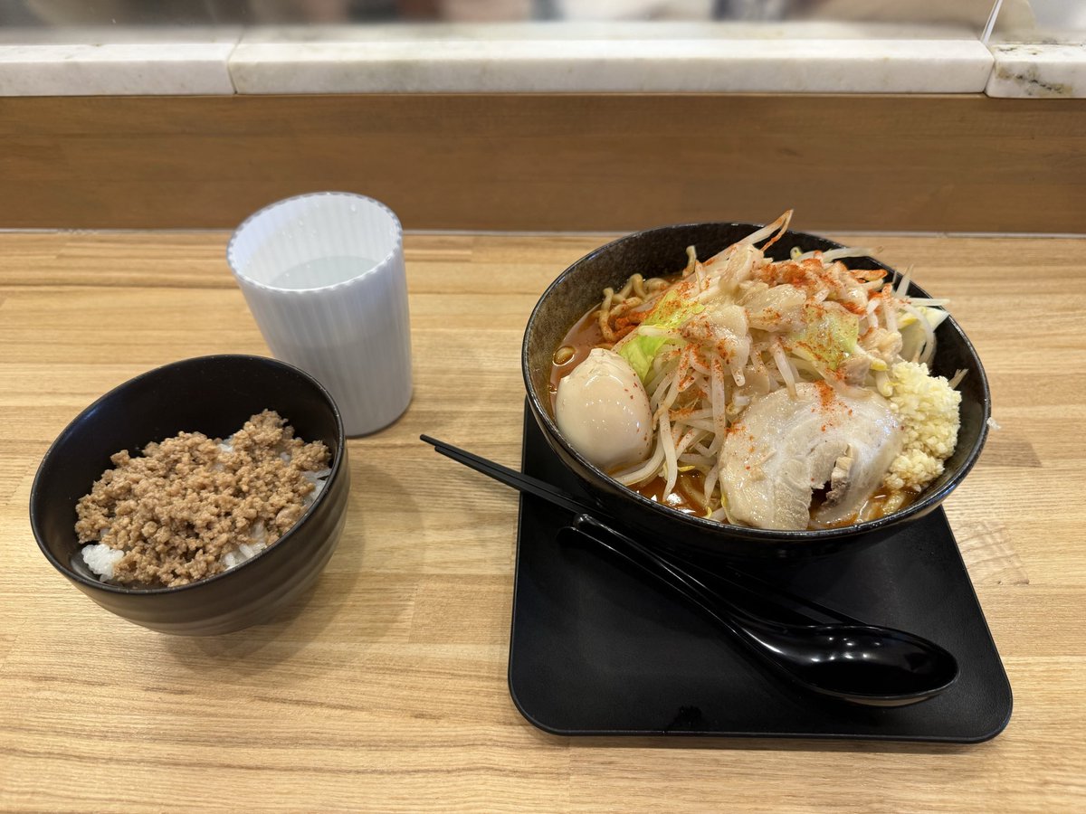 sitarann's tweet photo. 今日は午後から会議だったので
拉麺うずまきに行きました。
今日は炎二郎を食べたい気分
やっぱり美味しい🎶

#ラーメン
#拉麺うずまき
#そぼろ
#炎二郎 https://t.co/jLlnVYLbRs