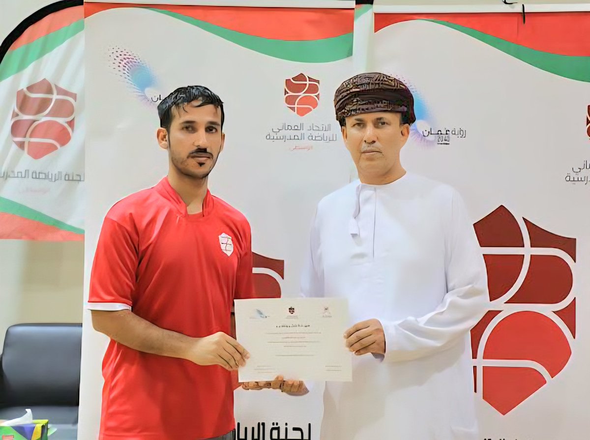 EduGovSsq5201's tweet photo. تكريم  الاستاذ محمد عبدالله العريمي المدرب الوطني للقيادات الرياضية بعد تقديمه برنامجاً في محافظة الوسطى خلال الفترة من  12 إلى 16 أبريل الجاري  حيث يستهدف البرنامج 15 معلماً ومعلمة وكذلك 140 طالبا وطالبة من المرحلة الاولى والثانية ، https://t.co/sB33dbgB1W