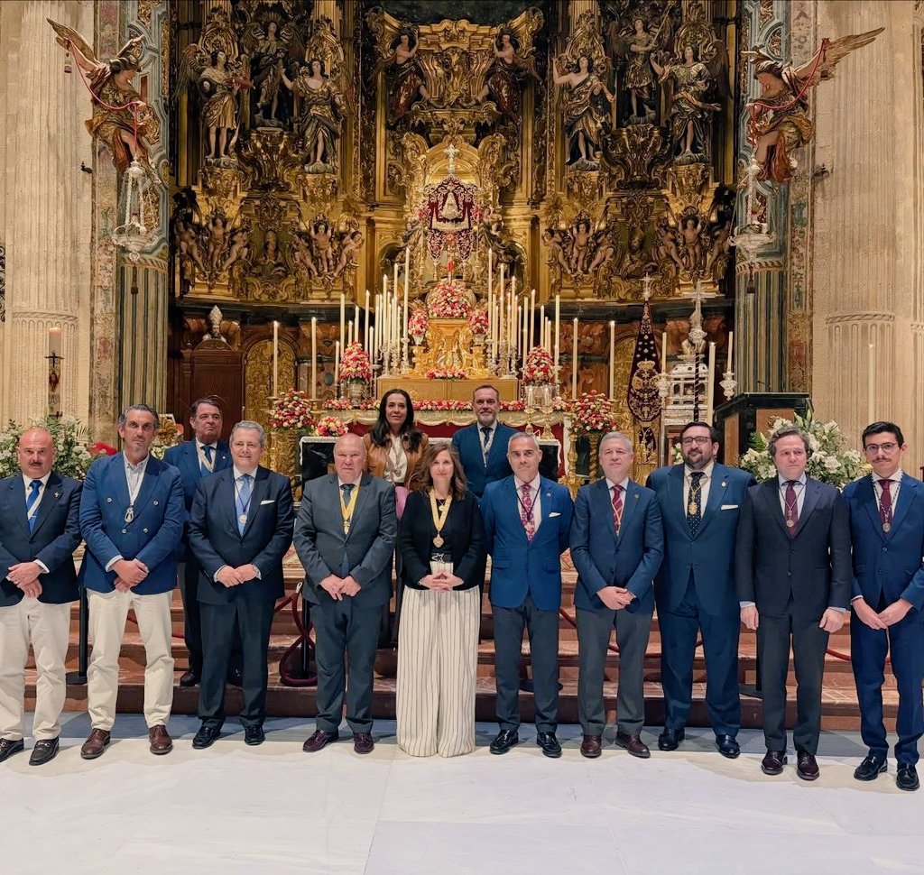 El HM asistió al tercer día del Solemne Triduo que la Hermandad del <a href="/RocioSevillaSur/">Hdad. del Rocío de Sevilla Sur</a> está celebrando en la Colegial; al finalizar se le entregó una copia de nuestra medalla, para que la porte en su bendito Simpecado.
#Rocio2026 #RomeriaRocio
#VenteDeGlorias