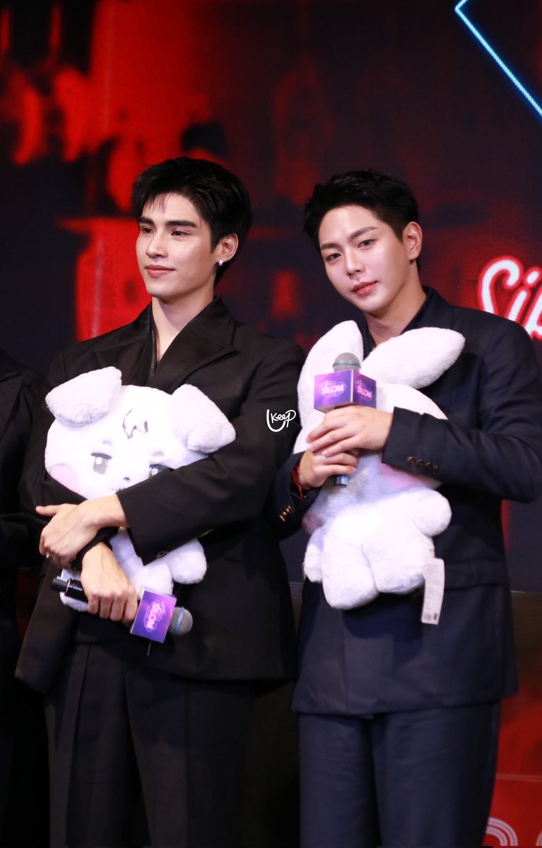 กอดตุ๊กตาไม่อุ่นเท่ากอดคนข้างๆหรอกน้าา

UPPOOM X PRESSCON
#LoveofSilomPressCon
#uppoompat #poompps #UpPoom