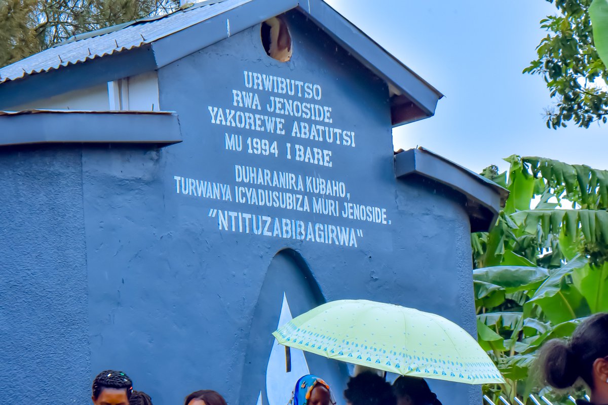 NgomaDistrict's tweet photo. #Kwibuka32: Uyu mwanya, ku Rwibutso rwa Jenoside rwa Bare/Mutenderi hari kubera igikorwa cyo kwibuka abatutsi barenga 4,000 bahashyinguye bishwe taliki 17 Mata 1994 bari bahungiye muri Kiliziya ya Bare baturutse mu bice byari bigize Komine Bare ubu ni mu Murenge wa Mutenderi. https://t.co/EcPG9cf9A9