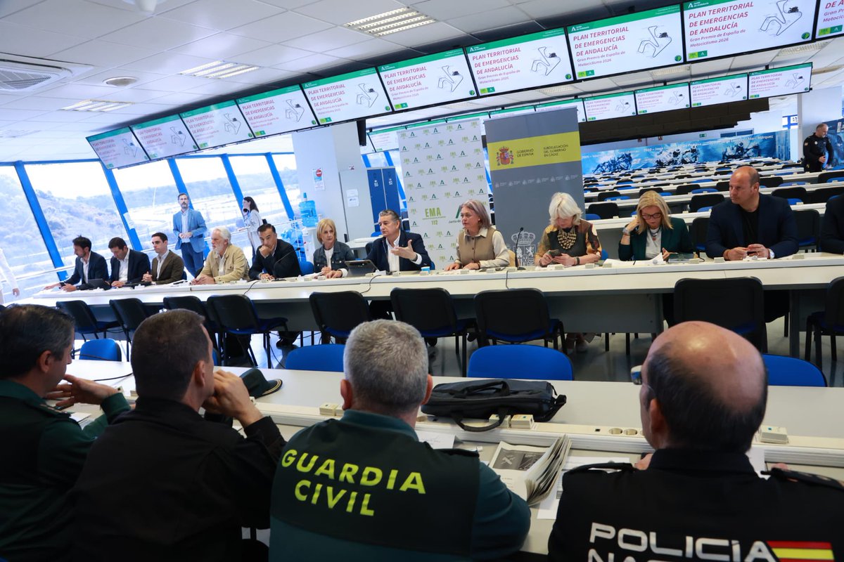 E112Andalucia's tweet image. El consejero @antoniosanz preside en #Jerez la reunión del Comité Asesor del Gran Premio de España @MotoGP 🏍️ 

🚨El dispositivo se refuerza con tecnología y más de 1.400 efectivos 

📸Control de Aforos, nueva cartografía operativa y ortofoto actualizada tras las obras del